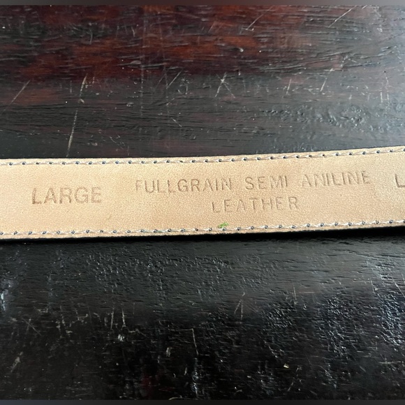 Liz Claiborne gray smooth leather belt with gold tone logo buckle - Picture 6 of 7